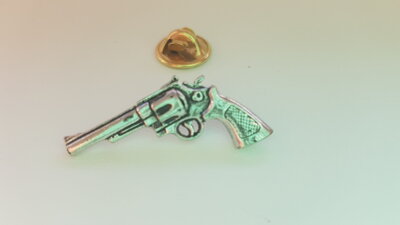 Odznak revolver 2